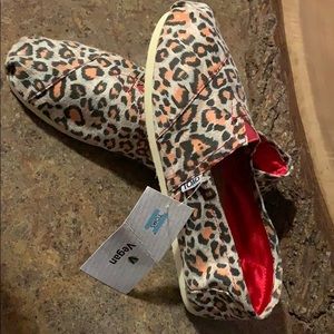 TOMS shoes new with tag, no box
